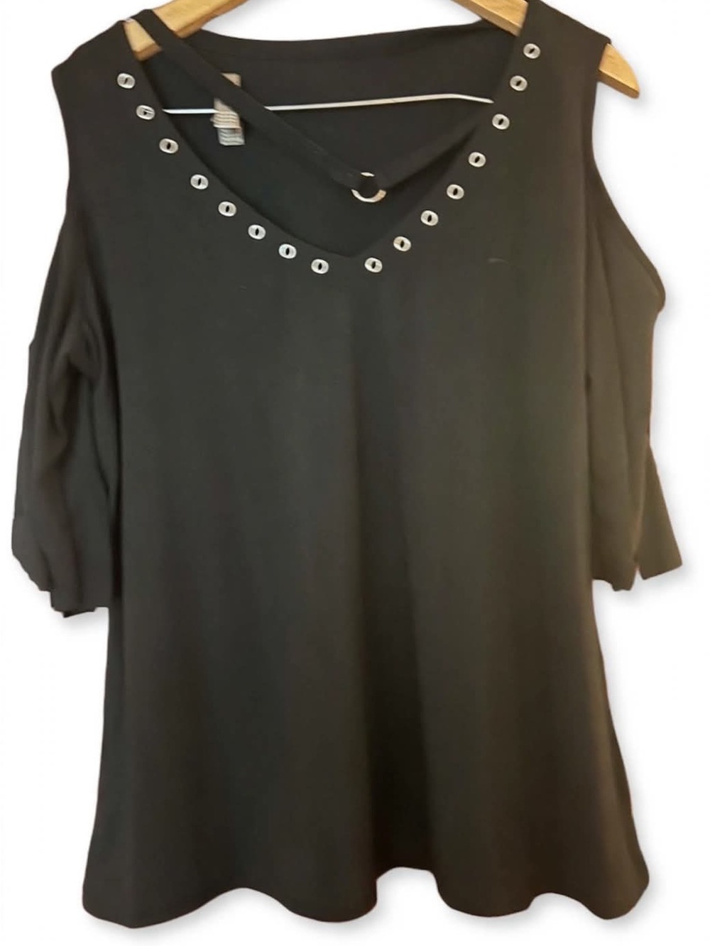 Black Cold-Shoulder Tunic Top 2X - Silver Grommet V-Neck - Like New